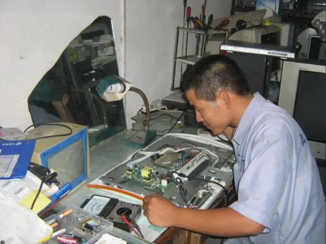 2010年,男子維修舊彩電時發(fā)現(xiàn)小紙條,打開一看很是意外