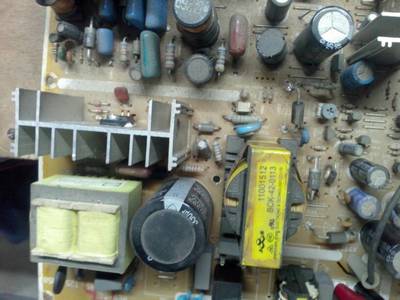 家電維修師傅們你們好,有一臺(tái)創(chuàng)維25寸高精CRT彩電指示燈不亮,電源電壓跳變不穩(wěn)定,開(kāi)關(guān)變壓器噠噠